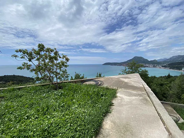 A fenced plot for sale with a panoramic view of the Adriatic Sea