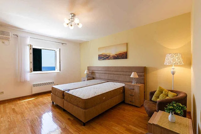 Spacious duplex apartment with sea view in Sveti Stefan — photo 32