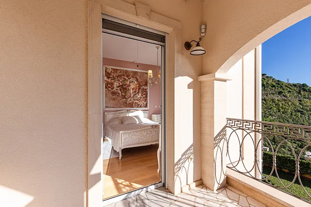 Elegance and serenity in a luxurious villa with natural views. — photo 52