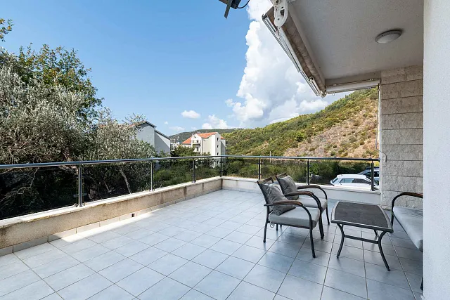 Modern One-Bedroom Apartment with Large Terrace and Garage in Bečići — photo 4