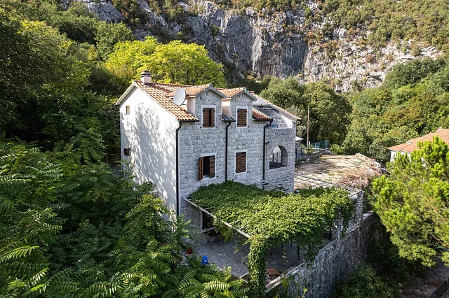 BEAUTIFUL STONE HOUSE IN LIPCI – AN AUTHENTIC HOME IN THE BAY OF KOTOR — photo 12
