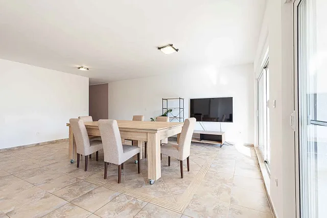 FOR SALE: SPACIOUS, FULLY FURNISHED APARTMENT IN BUDVA WITH GARAGE — photo 7