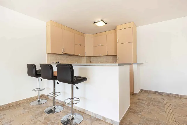 FOR SALE: SPACIOUS, FULLY FURNISHED APARTMENT IN BUDVA WITH GARAGE — photo 8
