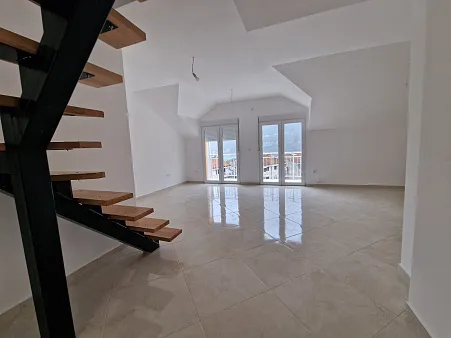 Three-bedroom duplex apartment in Igalo with sea view 