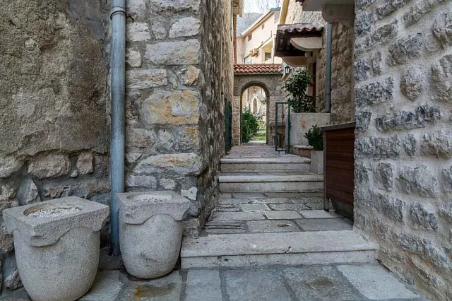 Two houses with restaurant on the front line — photo 11