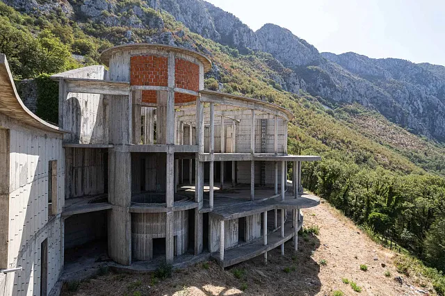 7,715 m² Land with Structures and Unfinished Construction near Sveti Stefan