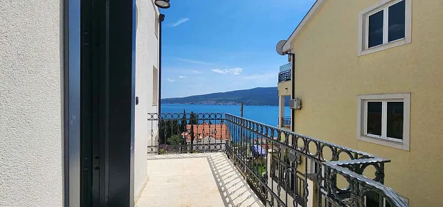 Spacious and bright apartments with panoramic sea views — photo 8