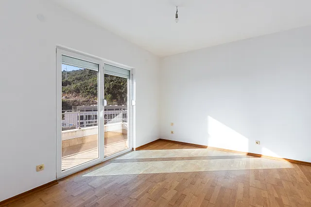 Apartment with an unforgettable sea view in Budva — photo 11