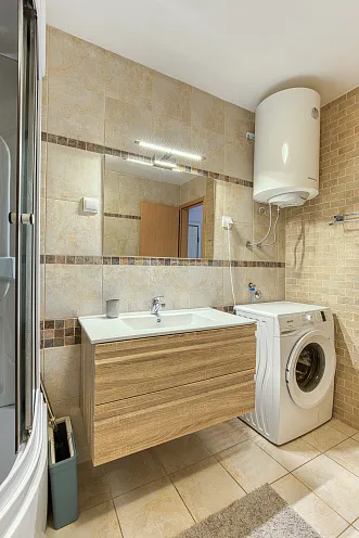 FOR SALE: SPACIOUS, FULLY FURNISHED APARTMENT IN BUDVA WITH GARAGE