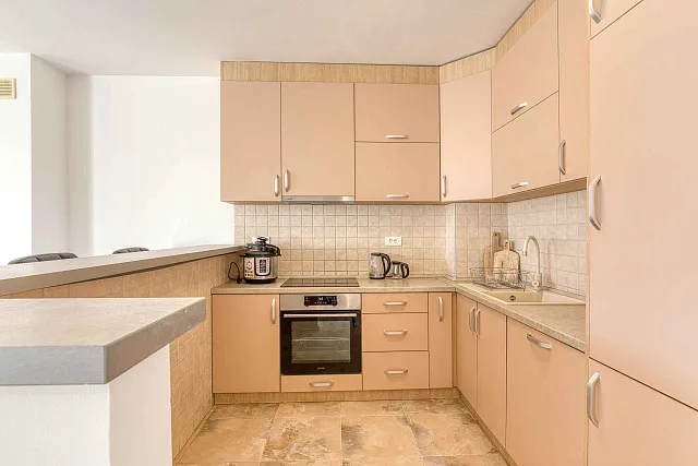 FOR SALE: SPACIOUS, FULLY FURNISHED APARTMENT IN BUDVA WITH GARAGE — photo 9