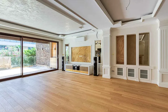 Luxurious One-Bedroom Apartment with Designer Interior — photo 12