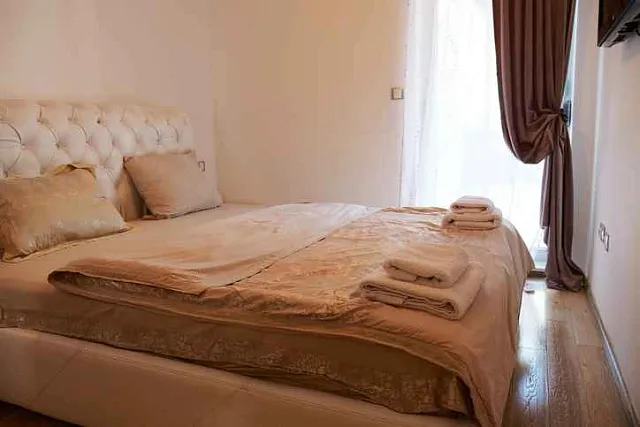 Apartment with two bedrooms and sea views in Kotor — photo 10