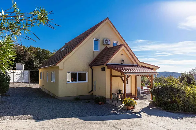 Family Home with Panoramic Nature Views — photo 7