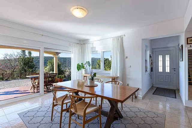Family Home with Panoramic Nature Views — photo 12