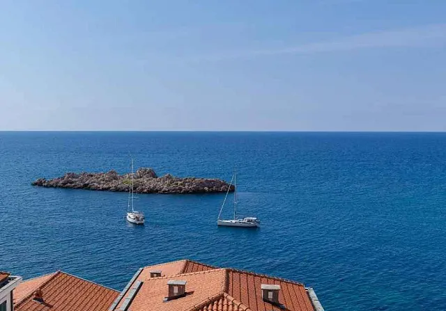 Spacious duplex apartment with sea view in Sveti Stefan — photo 41