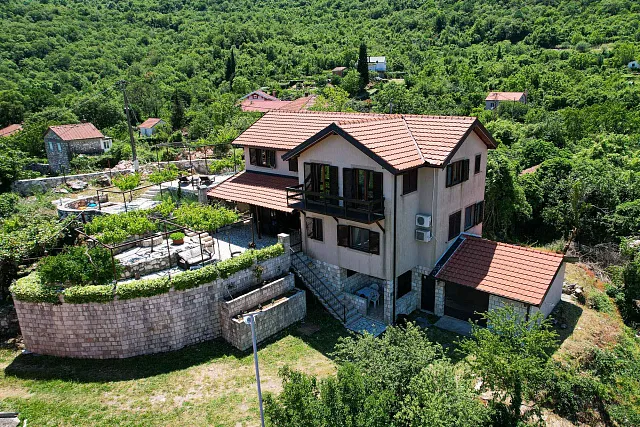 Exclusive Modern House with Authentic Character, Wine Cellar and Panoramic Views — photo 13