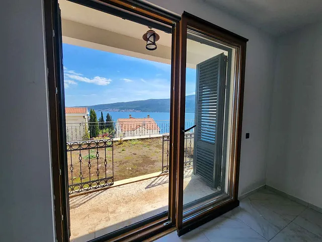 Spacious and bright apartments with panoramic sea views — photo 12