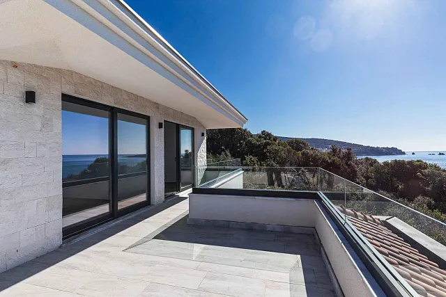 Exclusive Seafront Villa — photo 23