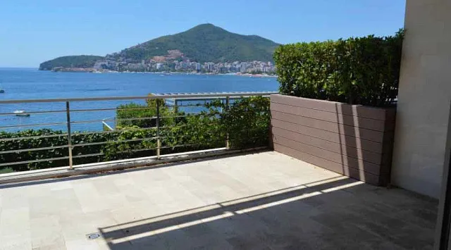 A luxury apartment in Budva — photo 4
