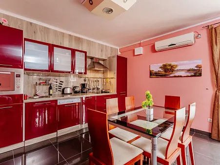 Apartment with three bedrooms and sea views in Bigovo