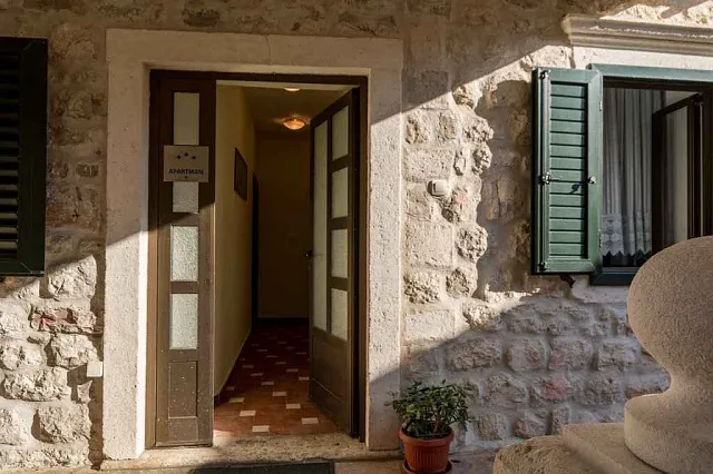 Two houses with restaurant on the front line — photo 18