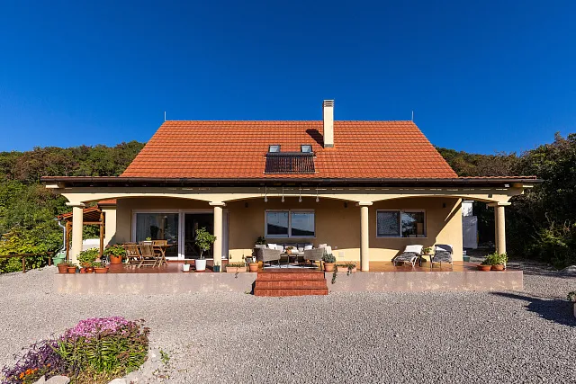 Family Home with Panoramic Nature Views — photo 50