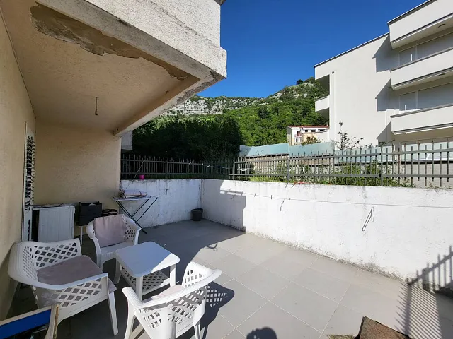 Apartment with a spacious terrace in a quiet location in Budva — photo 9