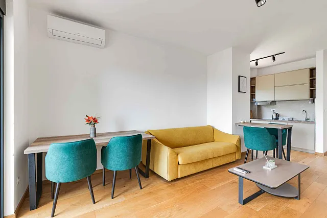Furnished one bedroom apartment with a sea view and garage space in a new building — photo 9