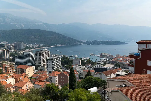 Spacious Two-Bedroom Apartment with Terrace Near Budva Centre — photo 10