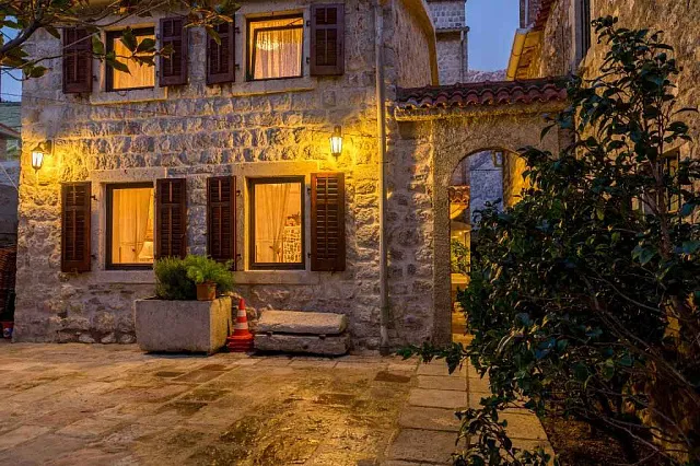 Two houses with restaurant on the front line — photo 4