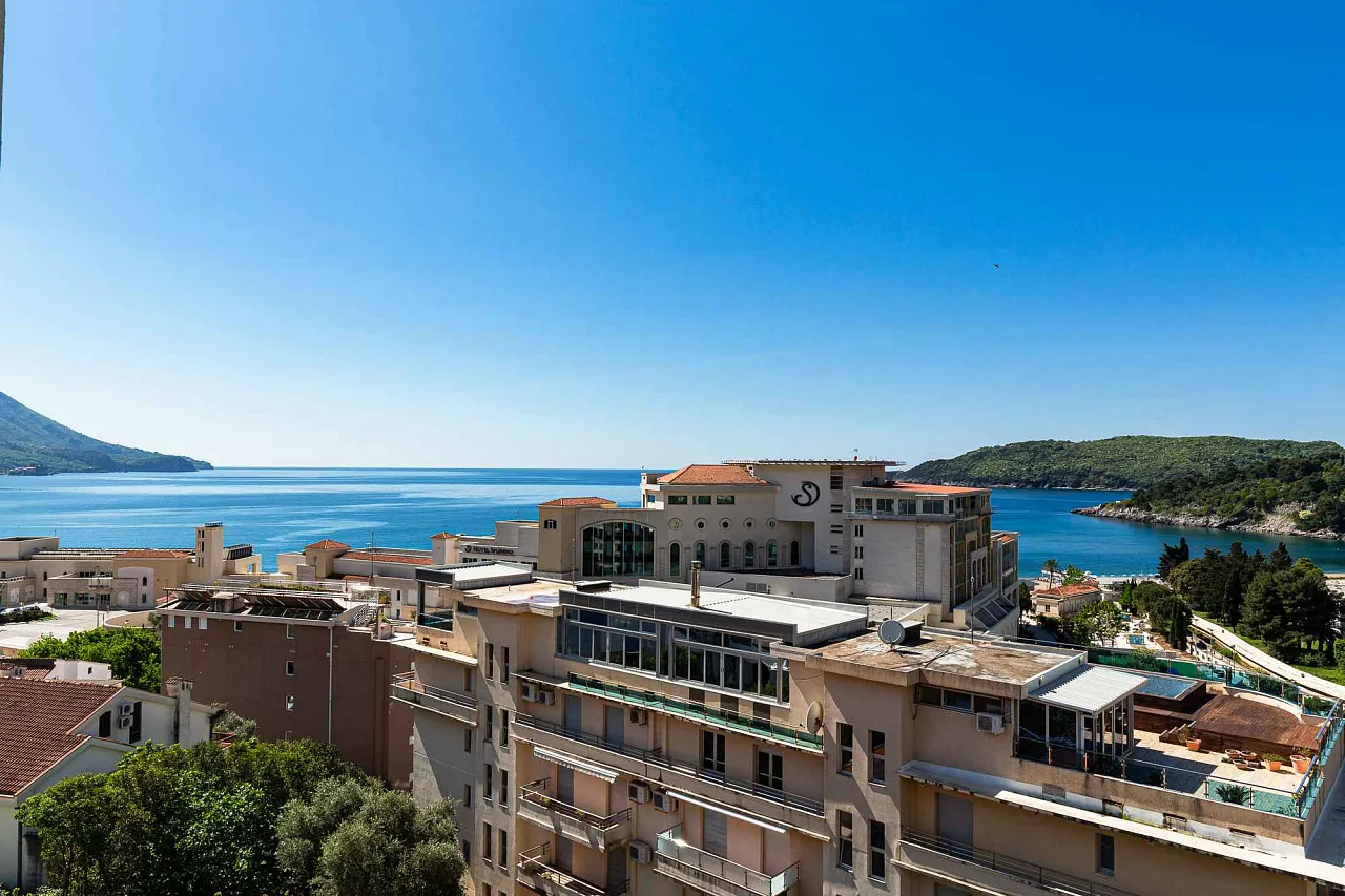 Penthouse in new building in Becici near the sea