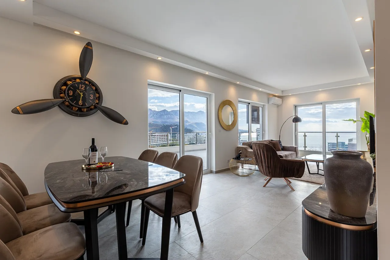 For sale: a spacious and luxuriously furnished three-bedroom apartment in the Sunny Side complex.
