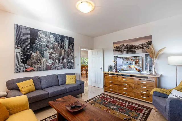 Family Home with Panoramic Nature Views — photo 17