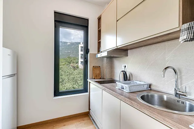 Furnished one bedroom apartment with a sea view and garage space in a new building — photo 11