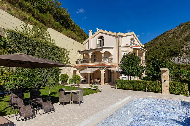 Elegance and serenity in a luxurious villa with natural views. — photo 18