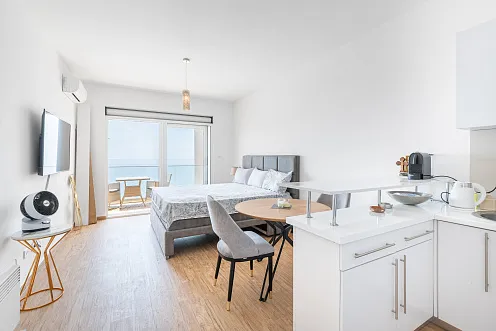 Luxury apartment in Dobra Voda, Bar – frontline to the sea, private beach and two swimming pools