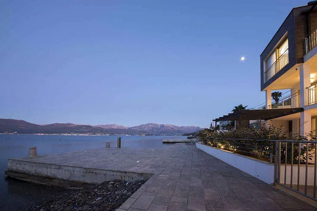 Modern villa on a step from the sea — photo 9
