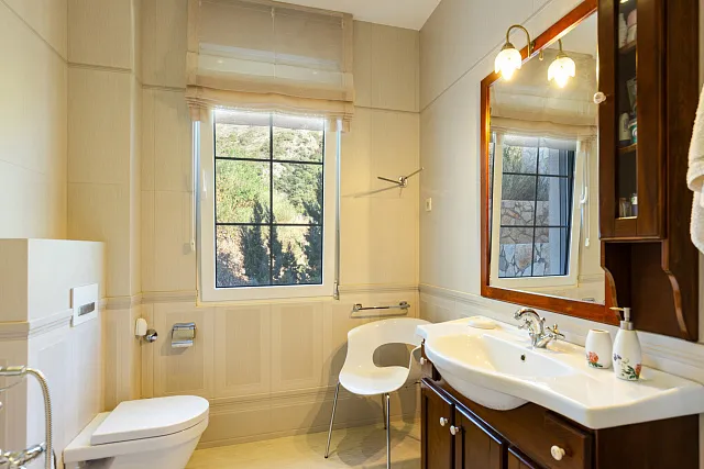 Elegance and serenity in a luxurious villa with natural views. — photo 40
