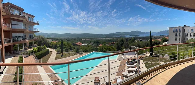 Na prodaju prostran i potpuno opremljen stan sa pogledom na more