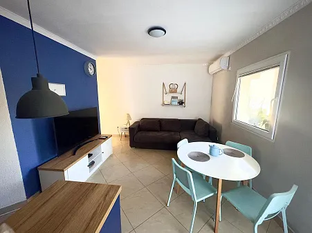 One-bedroom apartment by the sea