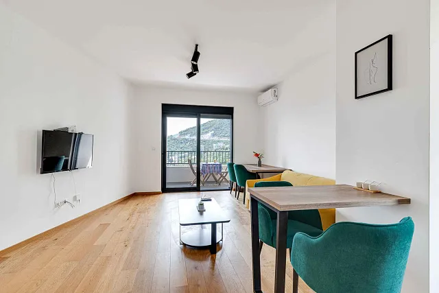 Furnished one bedroom apartment with a sea view and garage space in a new building — photo 10
