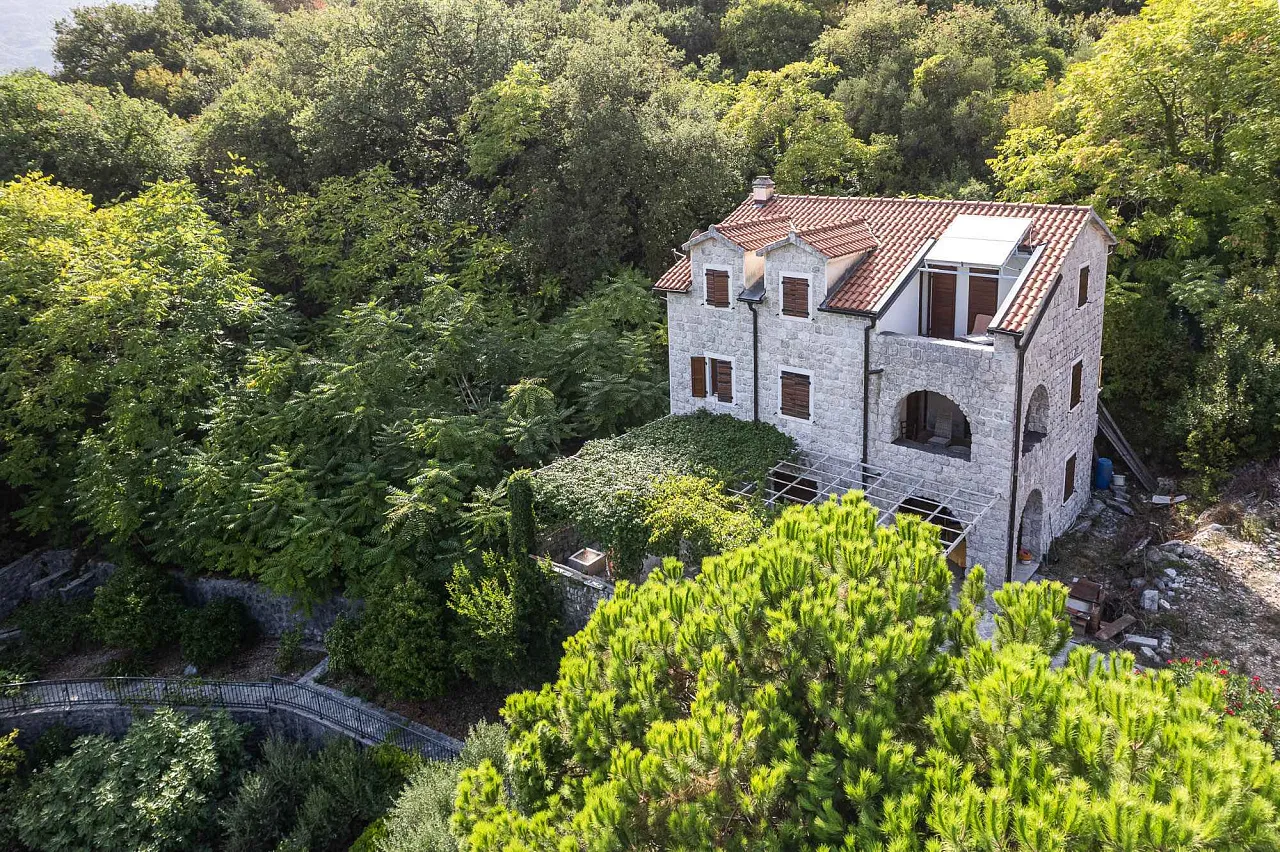 BEAUTIFUL STONE HOUSE IN LIPCI – AN AUTHENTIC HOME IN THE BAY OF KOTOR