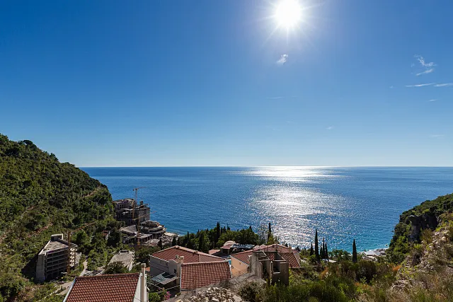 Elegance and serenity in a luxurious villa with natural views. — photo 21