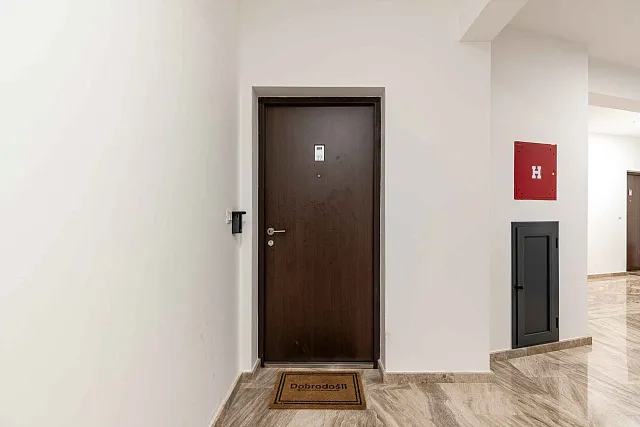Furnished one bedroom apartment with a sea view and garage space in a new building — photo 23