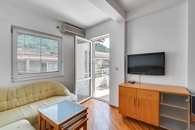 One bedroom apartment in Rafailovici near the sea — photo 11