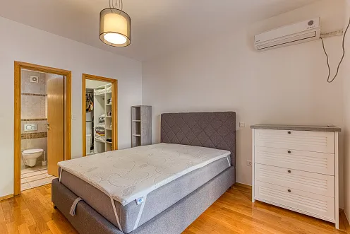 FOR SALE: SPACIOUS, FULLY FURNISHED APARTMENT IN BUDVA WITH GARAGE