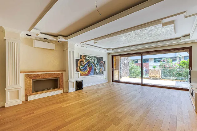 Luxurious One-Bedroom Apartment with Designer Interior — photo 11