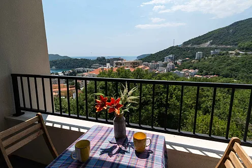 Furnished one bedroom apartment with a sea view and garage space in a new building — photo 2