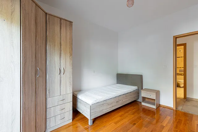FOR SALE: SPACIOUS, FULLY FURNISHED APARTMENT IN BUDVA WITH GARAGE — photo 18