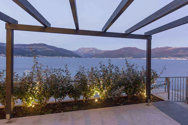 Modern villa on a step from the sea — photo 8